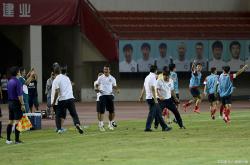 爱游戏-激烈的足球比赛展现出球员团队合作力