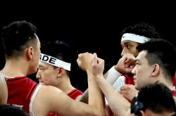 爱游戏-赛场战绩持续攀升，球员团队默契无比