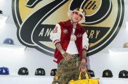 爱游戏在线-韩国羽毛球队鏖战印尼羽毛球队，辛杜三分雨点燃全场的简单介绍