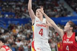 爱游戏中国-国家队后卫积极进攻，展现实力赢得掌声