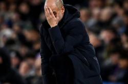 爱游戏tv-曼城后卫连续失误，遭遇防线崩溃