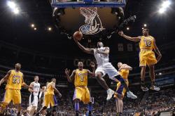 爱游戏-西亚卡姆爆发定乾坤，快船争冠路上力克太阳，西部格局再起波澜