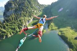 AYXapp下载-皮克状态火热，英格兰横扫勒沃库森，一场定义时代的胜利