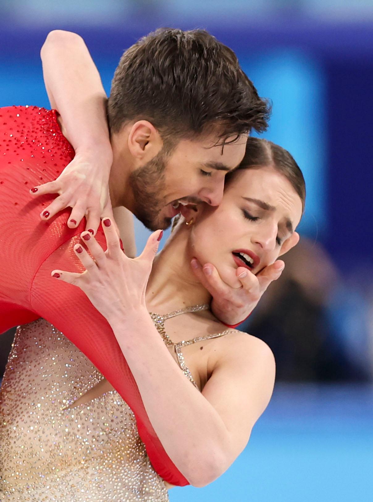 法国选手在花样滑冰比赛中夺冠