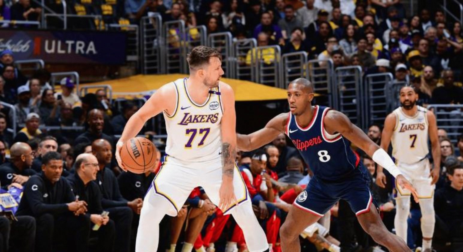 开拓者大胜湖人,主场取得连胜 开拓者大胜湖人,主场取得连胜