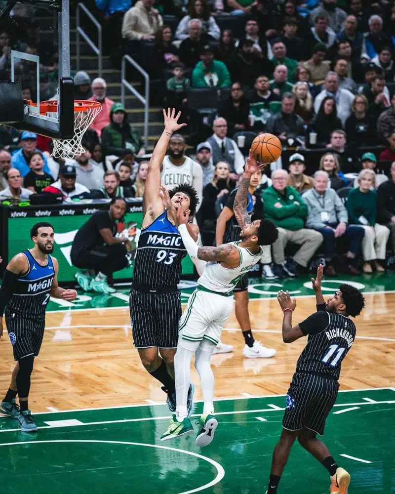 包含人客场击败凯尔特人，西蒙斯砍下++的词条