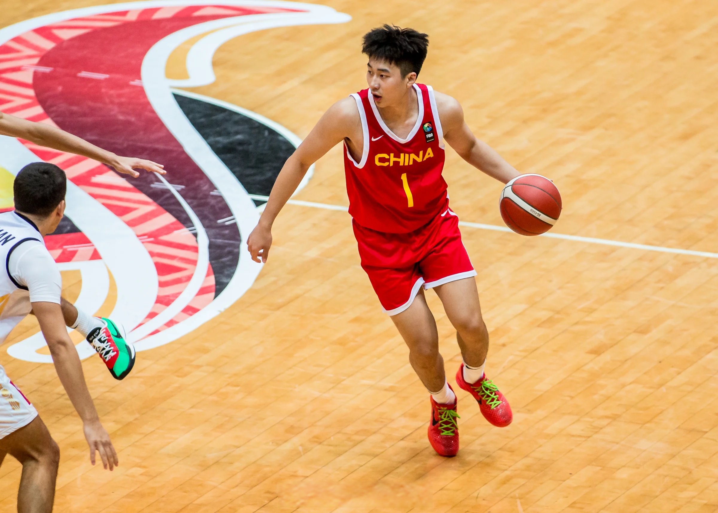 激烈角逐掀起追逐热潮，球员奋勇争先的简单介绍