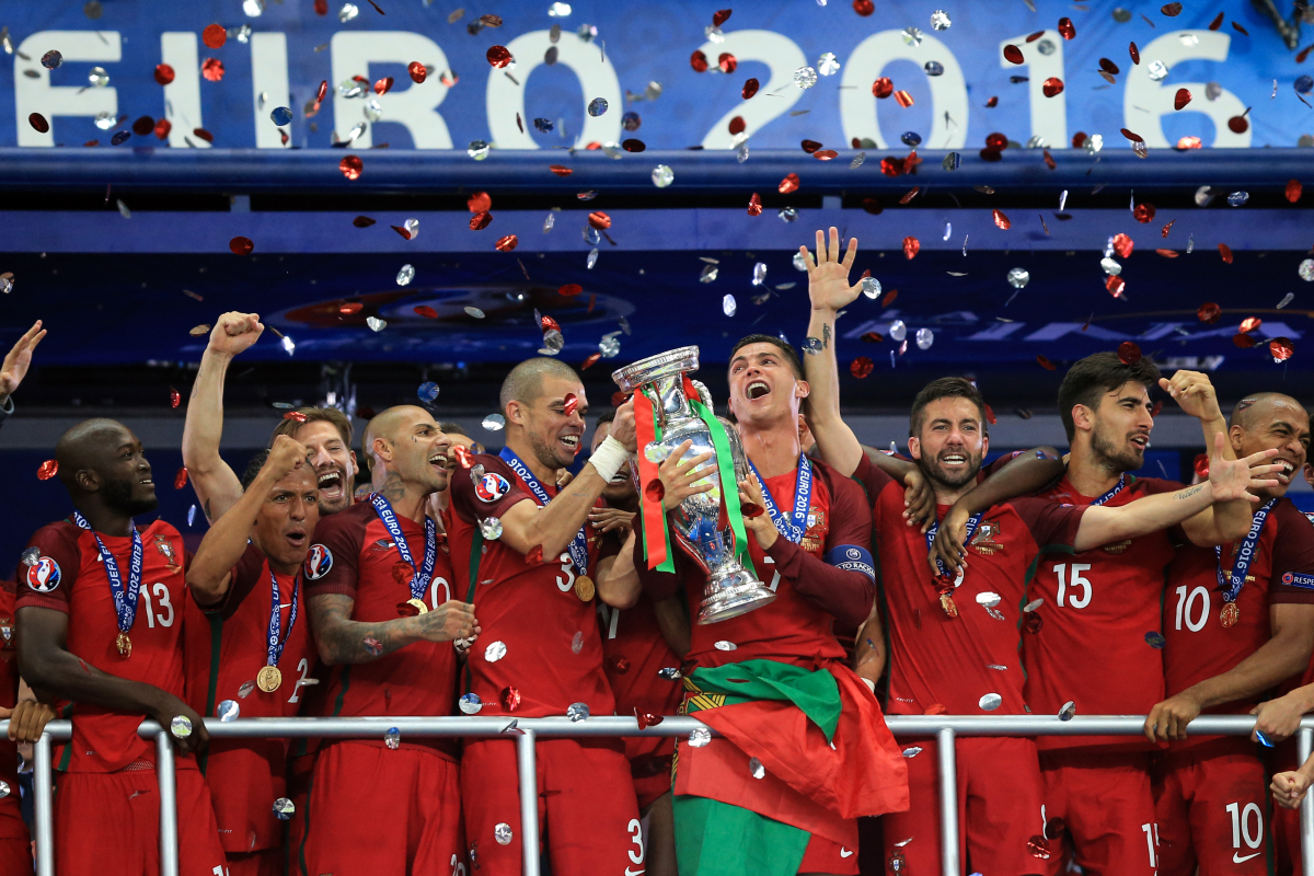 荷兰选手连续攻破对手球门,助球队夺得胜利 荷兰选手连续攻破对手球门,助球队夺得胜利