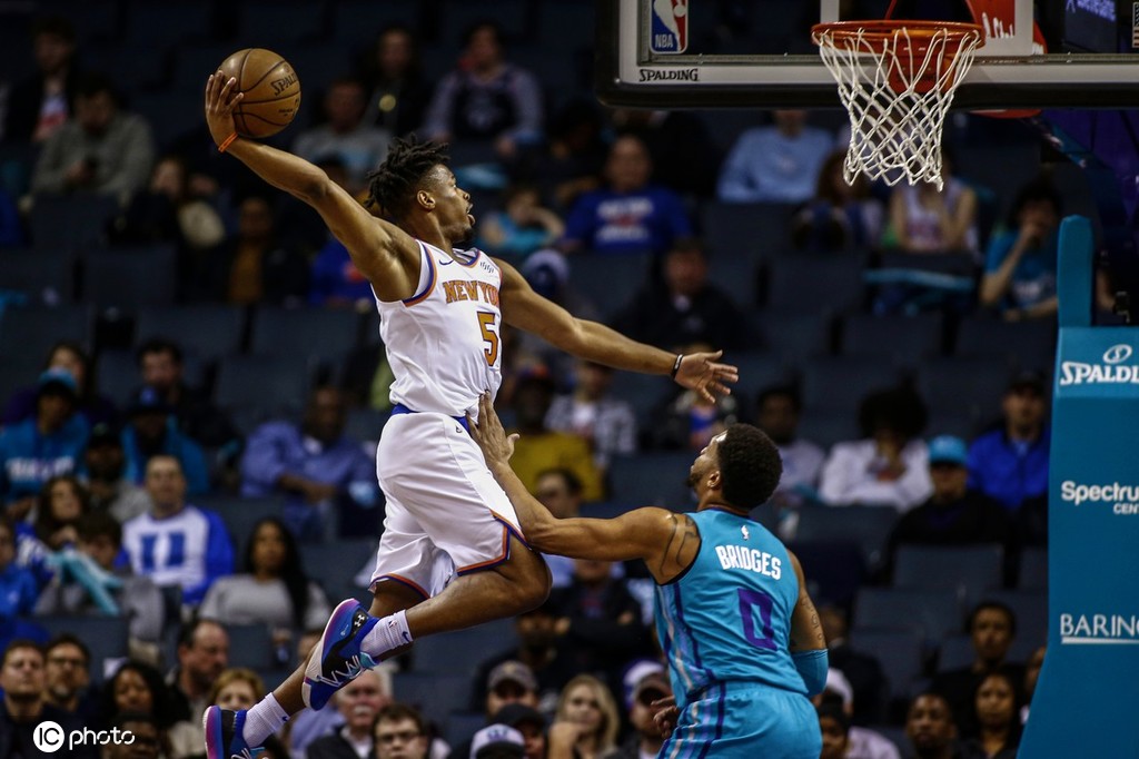 包含尼克斯翻盘黄蜂，布拉德利完成帽子戏法的词条