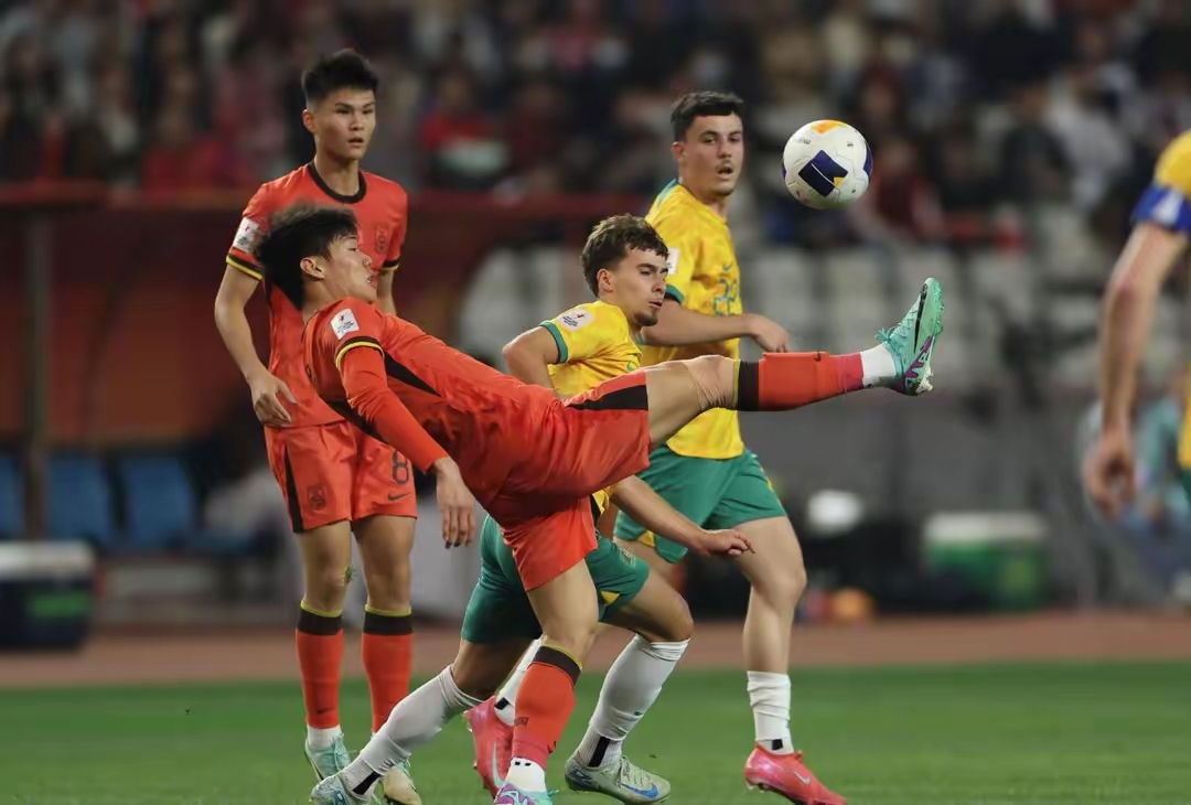 赛场战绩持续攀升,球员团队默契无比 赛场战绩持续攀升,球员团队默契无比